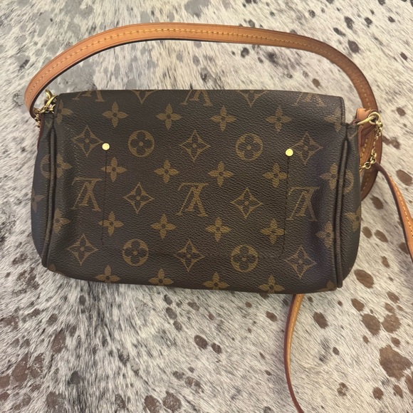 Louis Vuitton Favorite MM Crossbody Bag - Picture 4 of 6